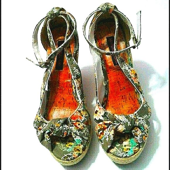 Material Girl Boho Retro Y2K Grayish Floral Beachy Platform Sandals - Picture 2 of 9